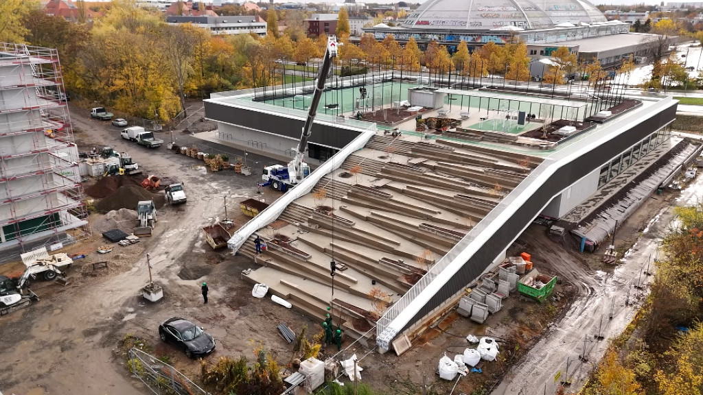 Das als Treppe dienende Außengelände der Sporthalle wird fertiggestellt