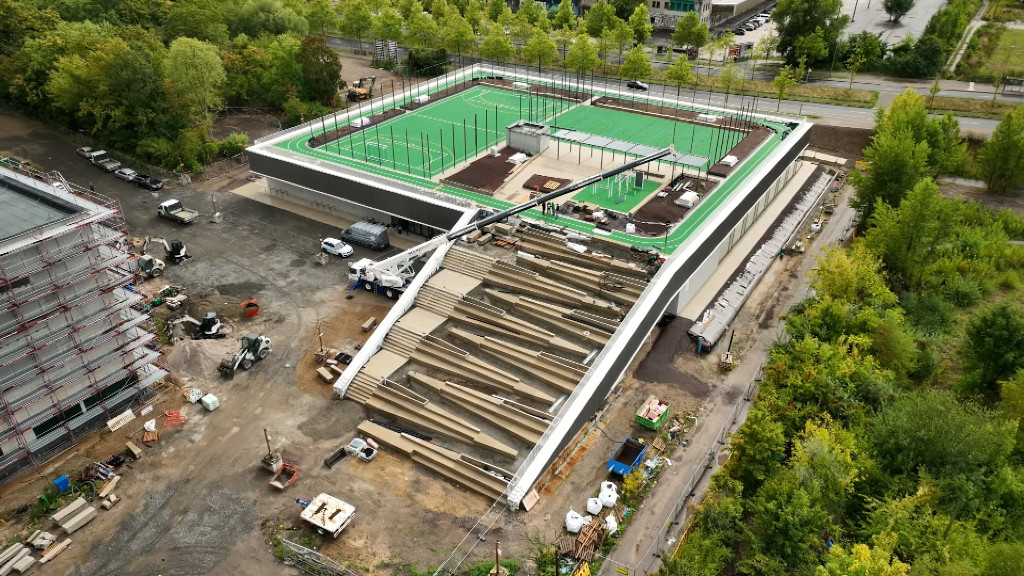 Blick auf den Baufortschritt am Außengelände der Sechs-Felder-Sporthalle