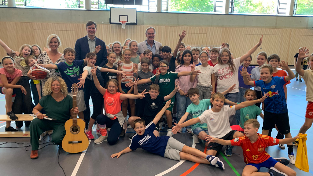 Gute Laune bei der Einweihung der Sporthalle