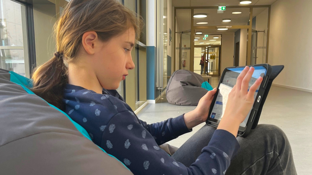 Selbstorganisiertes Lernen mit Tablet und Sitzsack